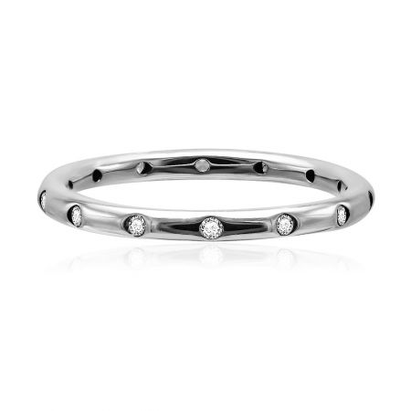 Anello con goccioline scintillanti S925 - Primo piano dell'anello S925 Sparkling Droplets, che presenta sette brillanti pietre in zirconia cubica incastonate in una fascia in argento sterling 925.