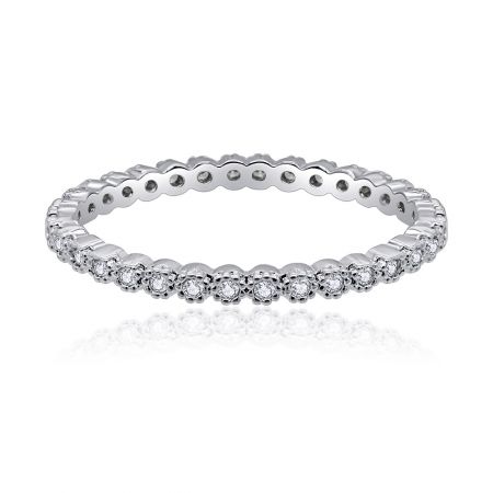 Anillo de Eternidad de Trigo Pequeño - Un primer plano del Anillo de Eternidad de Trigo Pequeño, que muestra su delicada banda chapada en rodio con una textura similar al trigo, completamente adornada con piedras de circonio cúbico engastadas en pavé que brillan.