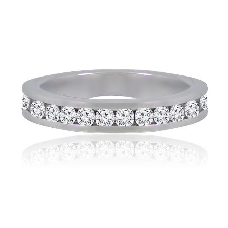 Witte cubic zirconia eeuwigheidsring - Een close-up van de witte cubic zirconia eeuwigheidsring, die de rhodium-geplateerde messing band toont met een continue rij sprankelende cubic zirconia stenen.