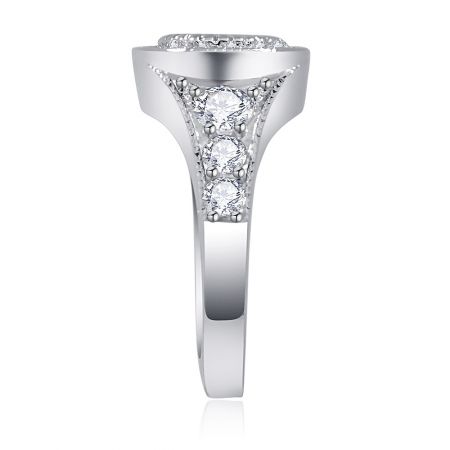 Primo piano dell'anello in zirconia cubica in oro bianco, che mostra la prominente montatura rotonda e i tre diamanti più piccoli sulla fascia.