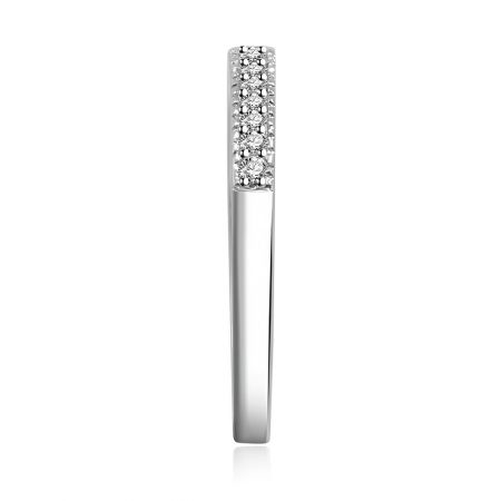 Scatto angolato dell'anello eterno in argento, enfatizzando la brillantezza della parte superiore incastonata di diamanti.