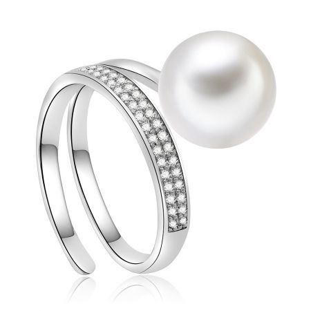Seitenansicht des Swirl Pearl und CZ Rings, der das rhodiumbeschichtete Messingband und die Fassung der Perle und der Zirkonia-Steine hervorhebt.