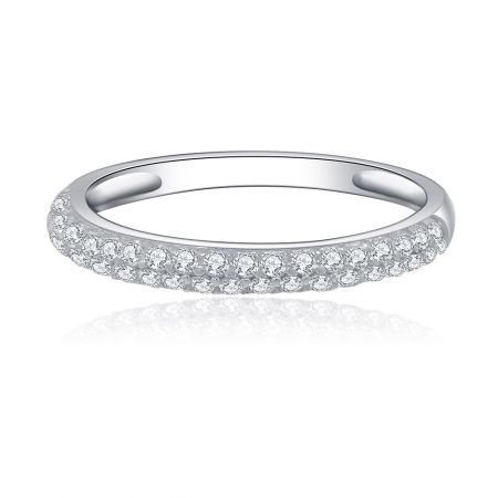 Fede Nuziale Accentuata - Una elegante fede nuziale accentuata in argento sterling 925 placcata in rodio, caratterizzata da una doppia fila di pietre in zirconia cubica bianche incastonate a pavé.
