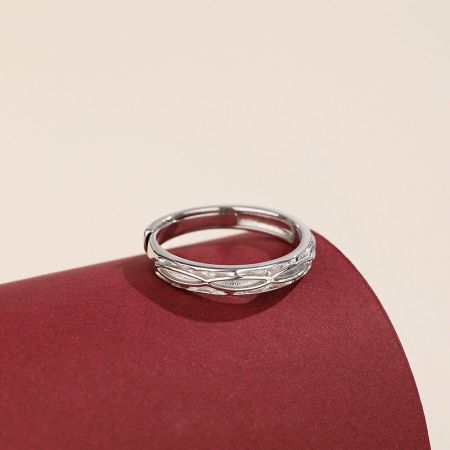 Vue détaillée de l'artisanat complexe sur la bague de couple en argent sterling.