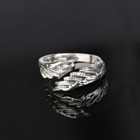 Set di 5 anelli in argento sterling unisex a ali aperte 925. - Un primo piano di un anello unisex in argento sterling 925 del set a ali aperte, con un intricato design a piuma.