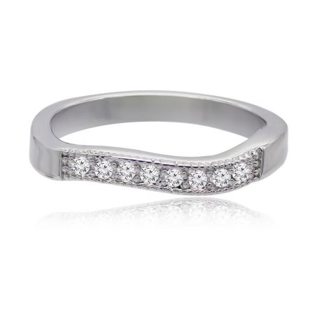 Gebogen Pave Set CZ damesbandring - Een close-up van de Curved Pave Set CZ Vrouwenring, die de rhodium-geplateerde messing band toont met vijf sprankelende cubic zirconia stenen in een delicate golvende kanaal.
