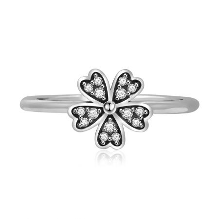 Bague en Argent Pétillante Marguerite - Vue de face de la Bague en Argent Pétillante Marguerite en argent sterling 925, mettant en avant le design floral complexe avec des pétales en zirconium cubique scintillants.