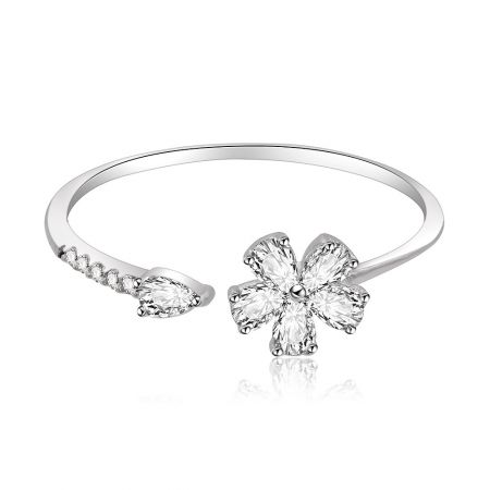 Anello a Petalo di Fiore in Rodio - Un primo piano dell'anello a petalo di fiore in argento sterling 925 placcato in rodio, che mostra il suo intricato centro a forma di fiore incastonato con scintillanti pietre di zirconia cubica.