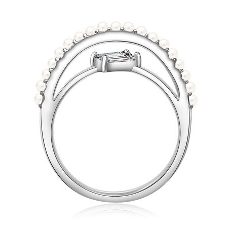 Vue détaillée de la bague High Up Line Pearl CZ, mettant en avant une pierre précieuse claire et brillante ainsi que des embellissements en perles lustrées.