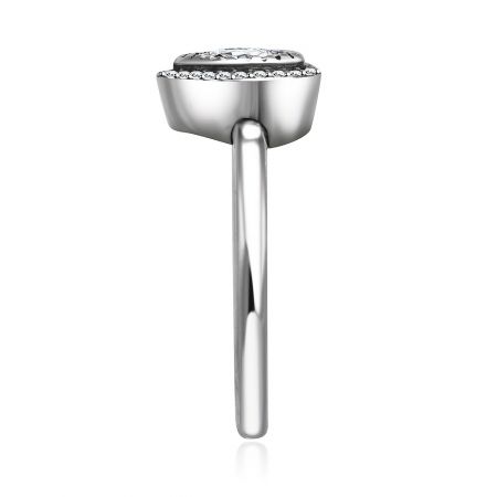 Vue détaillée du sertissage de pierres précieuses sur la bague en argent sterling 925 en forme de cœur.
