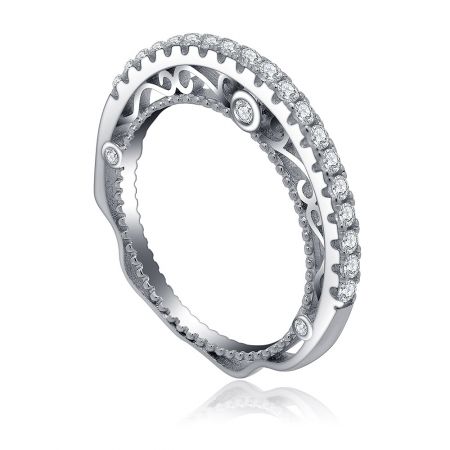 Toma detallada de la banda del anillo de plata esterlina, mostrando el intrincado engaste de las piedras preciosas claras.
