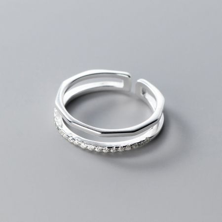 Een prachtig vervaardigde ring van 925 sterling zilver met een dubbele band en delicate edelstenen.