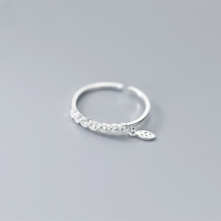 Set di 5 anelli regolabili in argento 925 con foglia in CZ per regali per donne in grandi quantità - Un delicato anello in argento sterling 925 con un ciondolo a forma di foglia e gemme di zirconia cubica scintillanti, parte di un set regalo regolabile di 5 pezzi per donne.