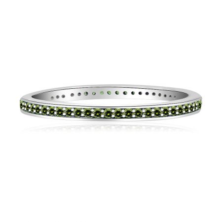 Bague éternité en argent sterling avec zirconia cubique CZ vert olive. - Une vue détaillée de la bague éternité en argent sterling avec des zirconias cubiques CZ vert olive, mettant en valeur ses brillantes pierres vertes.