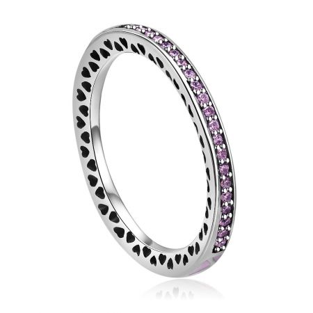 Zijprofiel van de roze CZ eeuwige ring, met de ingewikkelde hartvormige uitsparingen langs de band.