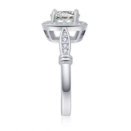 Perspectiva en ángulo del anillo Halo con corte cojín en tono plateado, enfatizando el brillo y destello de las piedras de circonio cúbico.