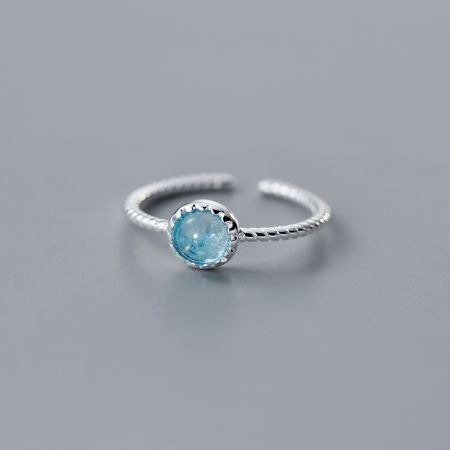 Set di anelli in acquamarina regolabili in argento sterling 925 - Un primo piano di un elegante anello regolabile in argento sterling 925 con una pietra preziosa acquamarina azzurro chiaro, parte di un set impilabile all'ingrosso.