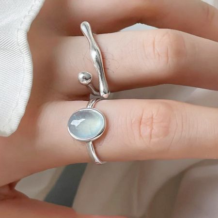 Primer plano del anillo de plata esterlina 925 con una delicada piedra preciosa azul claro.