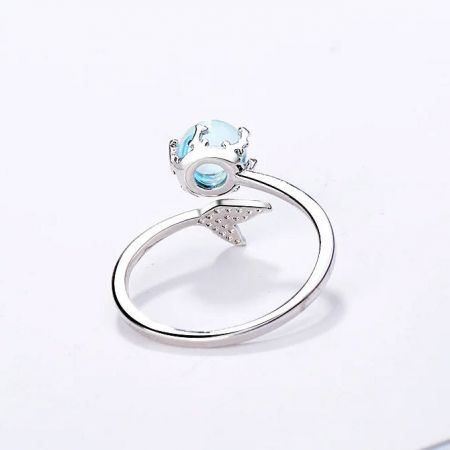 Ein 925er Sterlingsilberring mit einem hellblauen Edelstein und einem zarten Sternakzent am Band.
