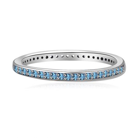 Anello eterno in argento con zirconia cubica acquamarina - Un primo piano dell'anello eterno in argento con zirconia cubica acquamarina, che mostra la sua fascia in argento sterling e una linea continua di gemme blu chiaro.