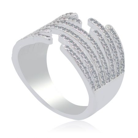 Profil latéral de la bague CZ Éblouissante, mettant en valeur le design à plusieurs couches et le sertissage des pierres en zircon cubique.