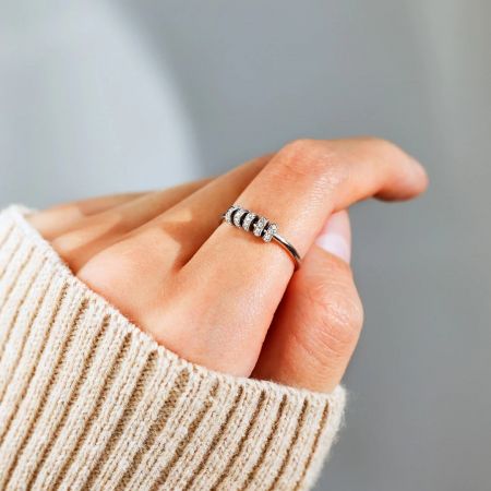 Un modèle portant l'anneau rotatif en zircon en argent sterling sur son majeur.