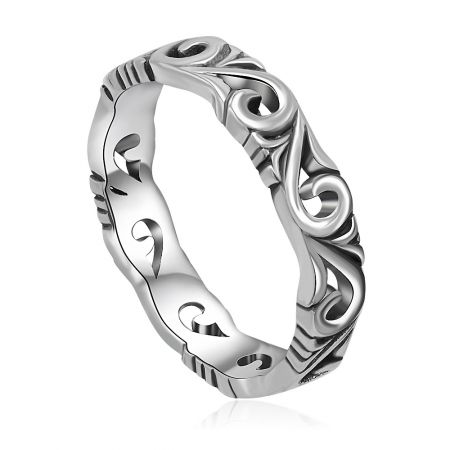 Perfil lateral del anillo retro de plata esterlina que destaca su diseño único y ornamentado.