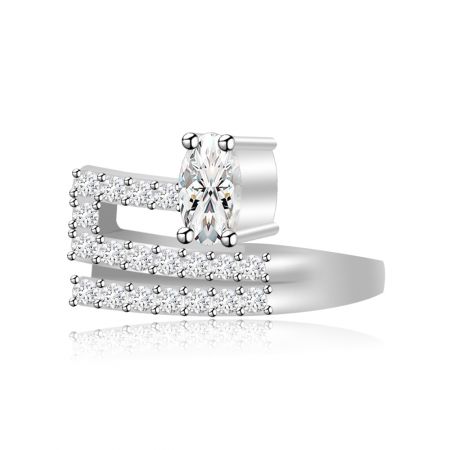 Bracelet d'oreille pavé en CZ non percé - Gros plan sur un bracelet d'oreille non percé plaqué rhodium avec deux rangées de pierres en zircon cubique serties pavé.