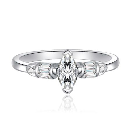 Anillo con corte marquesa y baguettes cuádruples en el centro - Primer plano de un elegante anillo de circonio cúbico con corte marquesa y baguettes cuádruples en una banda de rodio de tono plateado.