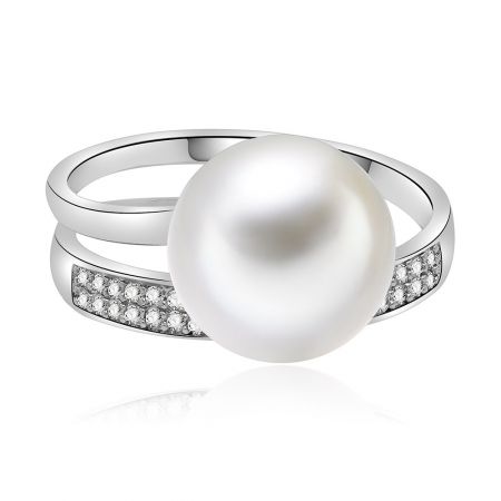 Wervelparel en CZ-ring - Een close-up van de Swirl Pearl en CZ Ring, met het ingewikkelde zilveren spiraalontwerp, de centrale witte parel en sprankelende cubic zirconia accenten.