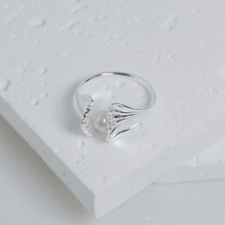 Primer plano de un anillo de plata esterlina con un prominente centro de perla, demostrando la calidad de la artesanía.