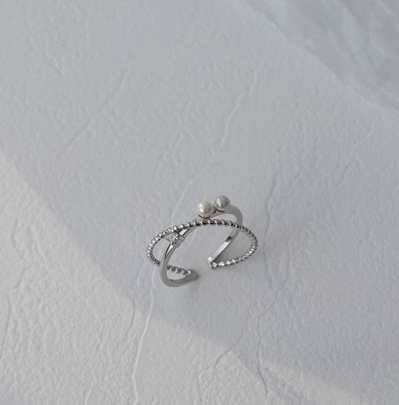 Anello a Croce in Argento Sterling 925 con Perla - Una ripresa ravvicinata in studio dell'anello a croce in argento sterling 925 con perla, che mette in mostra il suo design intricato con due eleganti perle e accenti di zirconia cubica scintillante.