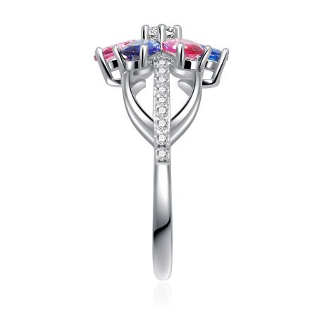 Primer plano detallado de las piedras preciosas multicolores y los acentos de diamante en el anillo de banda con flores.