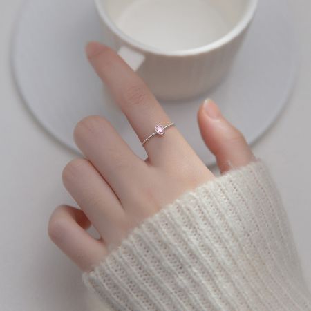 Närbild av 925 silverringen med en delikat rosa kubisk zirkonia.