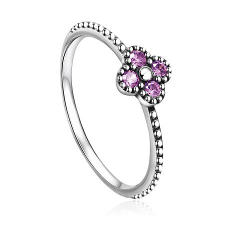 Anello in CZ rosa placcato in argento sterling 925 - Un primo piano dell'anello in argento sterling 925 placcato in CZ rosa, che mostra il suo delicato design a fiore con gemme rosa e una perla centrale.