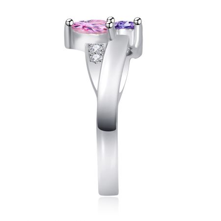 Perspective angulaire de la bague Double Cœur, soulignant son design élégant et l'éclat brillant des pierres en zircon cubique.