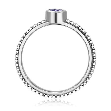 Perspectiva en ángulo del Anillo Delicado de Corazón Púrpura de Plata, enfatizando el brillo y el corte de la piedra preciosa púrpura.