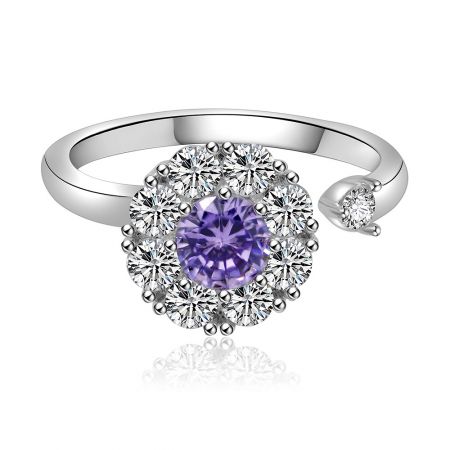 Verstelbare Draaiende Paarse Bloemenring - Vooraanzicht van de Verstelbare Draaiende Paarse Bloemenring, met in het midden een paarse cubic zirconia omringd door een halo van heldere stenen op een rhodium-geplateerde messing band.
