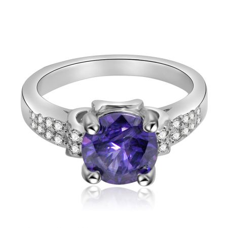 Ring van amethist en zirkonia - Een elegante Amethist en Cubic Zirconia Ring met een grote paarse centrale steen op een zilverkleurige, rhodium-geplateerde band versierd met kleinere witte edelstenen.
