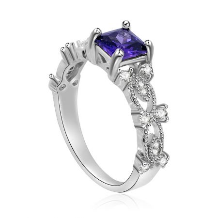 Vista laterale dell'anello quadrato in ametista viola, che mette in evidenza l'impostazione intricata delle piccole pietre di zirconia cubica lungo la fascia.