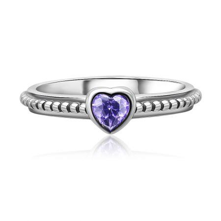 Anello Impilabile Delicato a Cuore Viola in Argento - Vista frontale dell'Anello Impilabile Delicato a Cuore Viola in Argento, che mostra il vibrante zirconia cubica viola a forma di cuore su una dettagliata fascia in argento sterling 925.