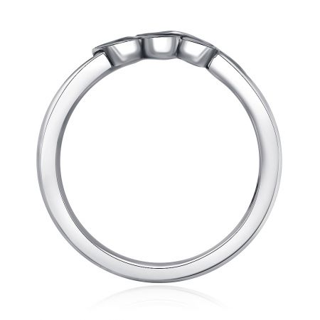 Vinklad vy av den silverfärgade Vintage Love Letter Ring, som betonar dess polerade yta och detaljerade hantverk.