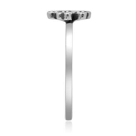 Perfil lateral del Anillo de Plata Dazzling Daisy, mostrando su banda delgada y el exclusivo engaste en forma de T de las piedras.