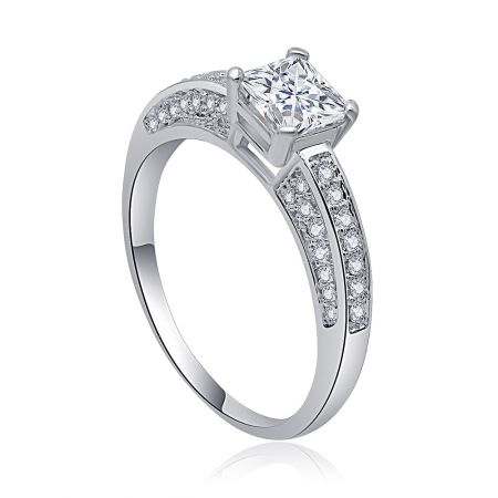 Detaillierte Ansicht des Settings und des Bands des Prinzessinnen-Schliff CZ Rings.