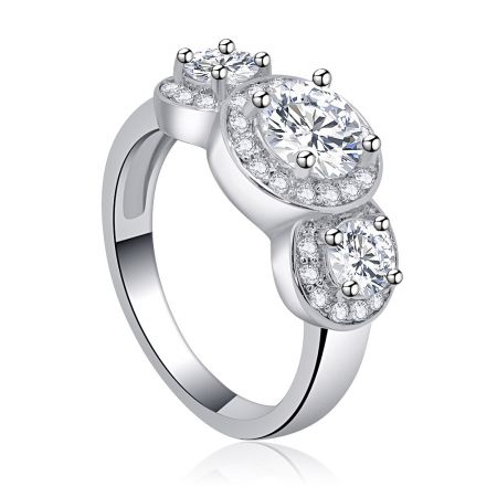 Vue de côté de la bague en zirconia à trois pierres, mettant en valeur le bandeau en argent poli et le sertissage des trois pierres principales.