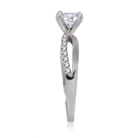 Profil latéral de la bague Make It Forever, montrant les pierres en zircon cubique pavé détaillées le long de la bande à double tige.