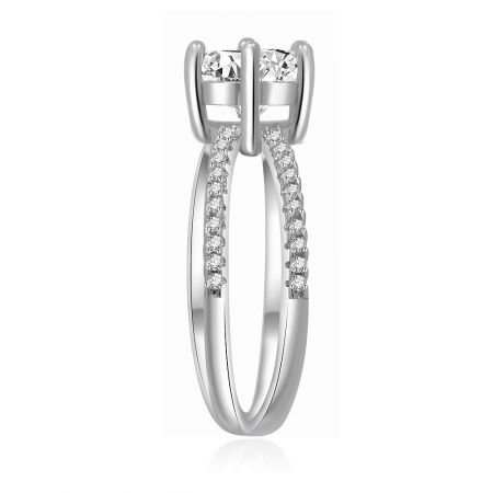 Vue détaillée de la bande de la bague, montrant les petites pierres en zircon cubique accentuant l'éclat divisé.