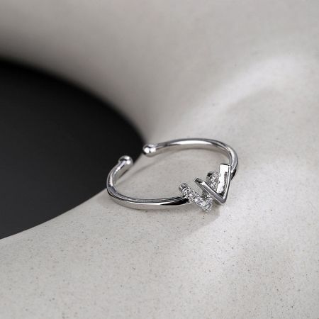 Set di 5 anelli iniziali in zirconio lettera 'W' in argento sterling 925 regolabili. - Una vista dettagliata dell'anello regolabile in argento sterling 925 con la lettera 'W' iniziale adornata con brillanti pietre di zirconio.