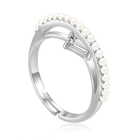 Hoge lijn parel CZ ring - Close-up van de High Up Line Pearl CZ Ring, die het afwisselende patroon van sprankelende cubic zirconia en gladde witte parels op een rhodium-geplateerde band toont.