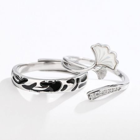 Ensemble de bagues couples en argent sterling 925 avec design ginkgo ajustable - Une paire de bagues couples en argent sterling 925 avec un design complexe de feuille de ginkgo, symbolisant l'amour et l'endurance.